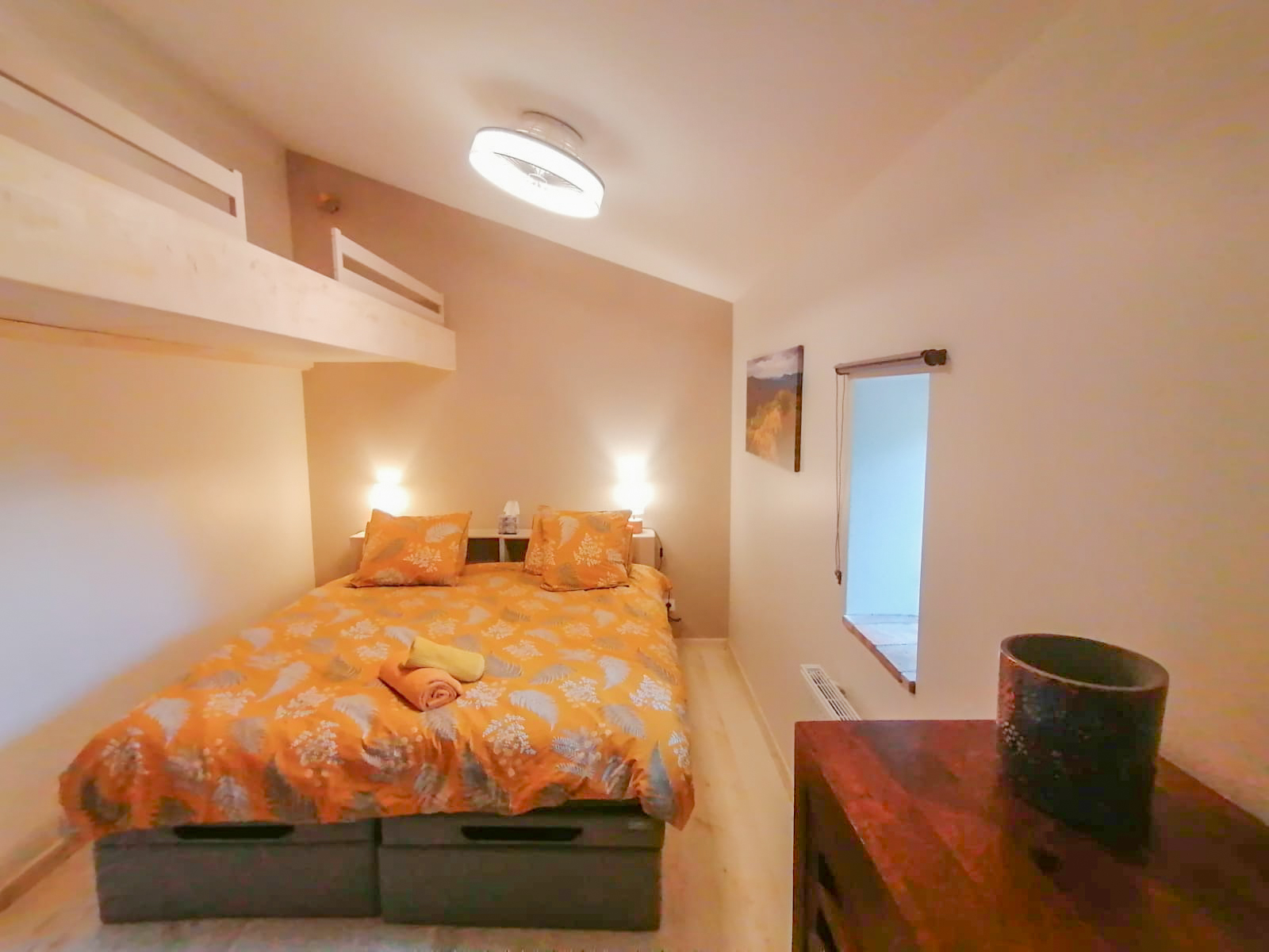 Niveau 2 :  Chambre jaune Lit double 180, séparable  en lits simples; SdB mitoyenne